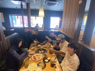 食事を楽しむ生徒たち